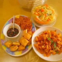 Snapdishの料理写真:mix soup, macaroni spicy, tempe and tahu #lunchtime #Masakan Indonesia|Citra Indahさん