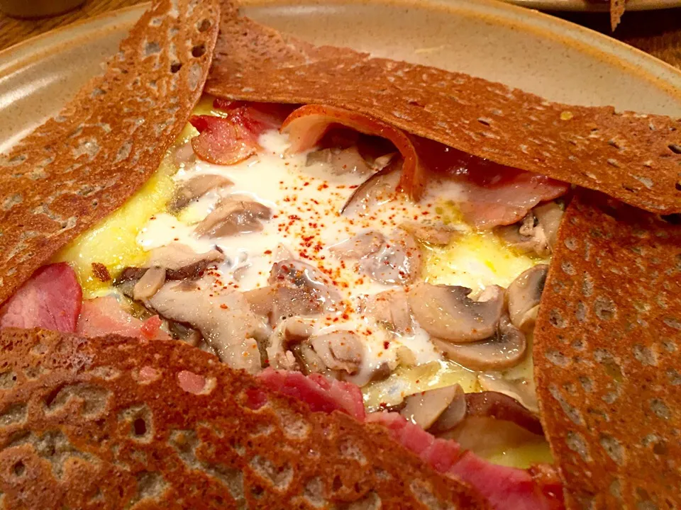 Buckwheat crepe with mushroom and bacon and eggs|sgさん