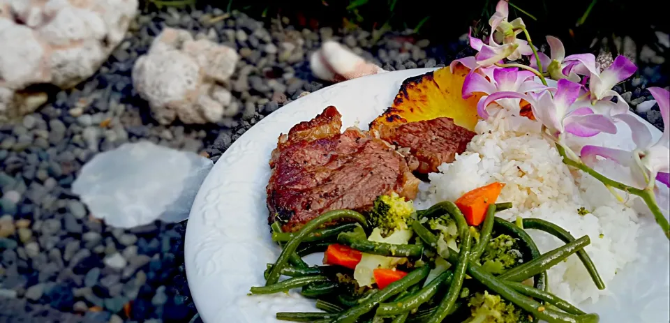 Grilled ribeye steak and pineapple with sautéed veggies and rice|Jiraphon Gさん