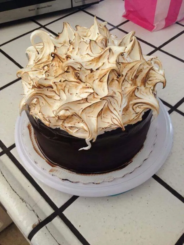 Chocolate smores cake with marshmallow meringue|CHUENCHAIさん