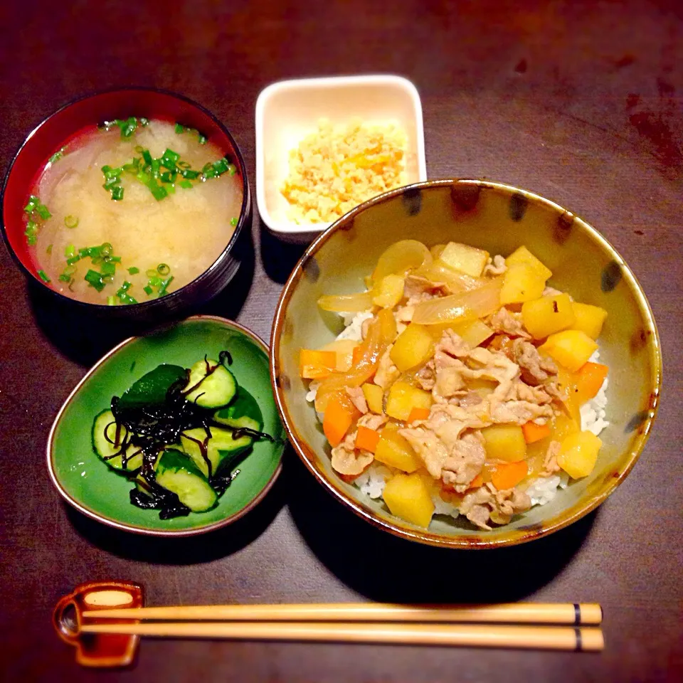 野菜たっぷり豚丼、きゅうりの塩昆布和え、うの花、味噌汁|ぼぶさん