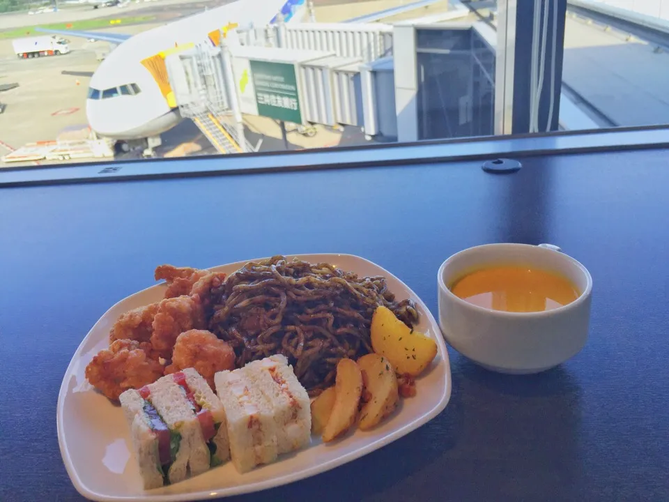 フライト前の腹ごしらえ。東村山黒焼きそば、らしい。|たけうちさん