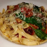 fettuccine with sundried tomatoes, mushroom, spinach on olive oil|Gem Reyesさん