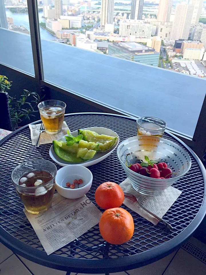 Snapdishの料理写真:やっと組み立て完成したベランダのテーブルで食後のフルーツ🍒🍈🍊|まみりんごさん