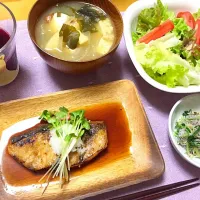 Snapdishの料理写真:ブリの照り焼き、水菜と大根おろしのゆかり和え、なめこ味噌汁|Miyazaki Namiさん