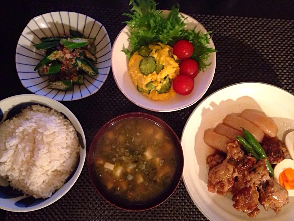 鶏手羽元と大根のガーリック煮、カボチャのサラダ、おくらのおひたし、豆腐とあおさのお味噌汁|ayumiさん