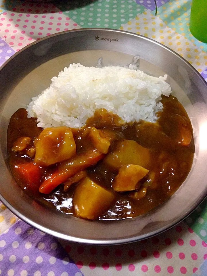 キャンプの定番  カレーライス|まつださんさん