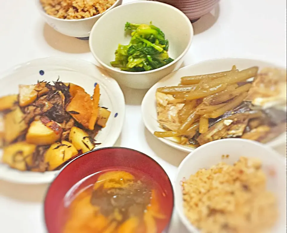 5月4日(月)晩御飯♡
和食にしてみました(*´ω｀*)

タコ飯♪
ひじき、じゃがいもの煮物♪
フキの煮付け♪（ハマチのあら）
小松菜の和え物♪
味噌汁♪（玉葱、わかめ）|ぷぅみゃんさん