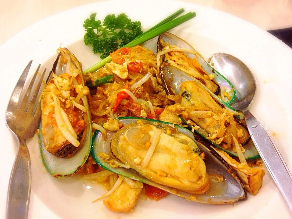 Snapdishの料理写真:Padthai with New Zealand mussels : ผัดไทยใส่หอยแมลงภู่นิวซีแลนด์|Jaraspornさん