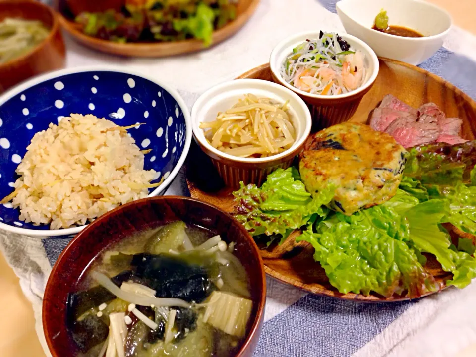 豆腐カレーバーグ、ローストビーフ、生姜ご飯、もやしとえのきの辛子醤油和え、春雨サラダ、味噌汁|林愛さん