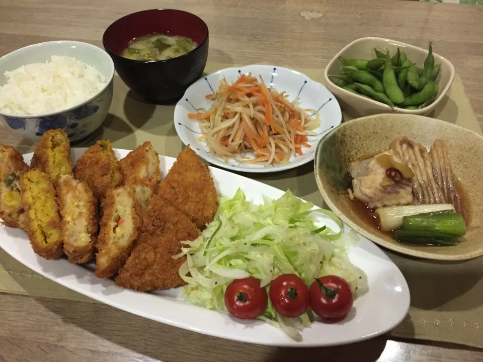 お惣菜コロッケ・かすべ煮付け・モヤシと人参のナムル・枝豆・白菜とワカメ味噌汁|まーままさん