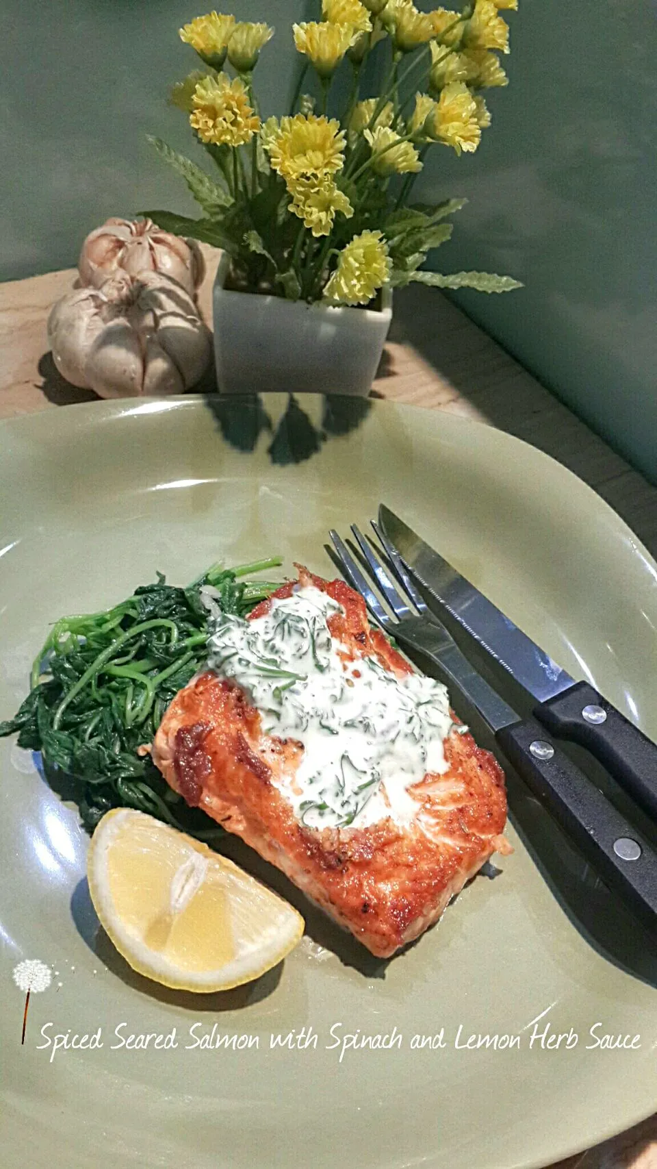 Seared Salmon with Spinach & Lemon Herb Sauce

#salmon #spinach #lemonherbsauce #dinner|Chef.on.trainingさん