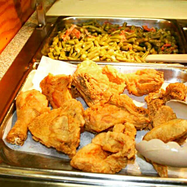 I love Buffets Southern Soul Fried #Chicken Green Beans #Vegetable #Meat/Poultry at Lafluers 😊😊😊😊|Alisha GodsglamGirl Matthewsさん