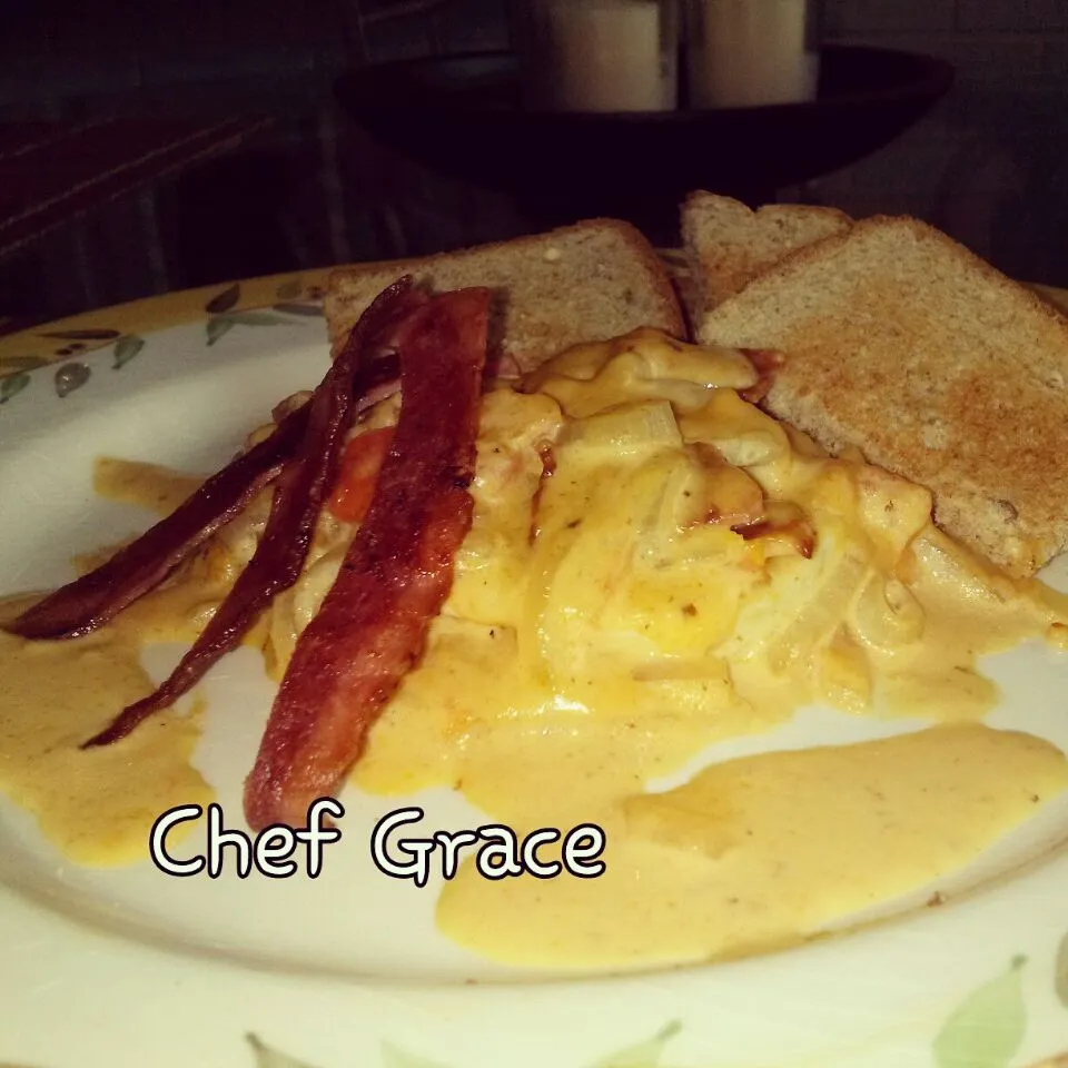 poached eggs with delicious bechamel cheese sauce bacon tomatoes onions|graceさん