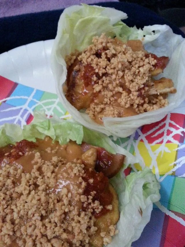 lettuce wraps again.  this time with mandarian chix,  tomato,  peanut sauce,  And peanuts.  made spicy with chili paste!|Polly Gelfusoさん