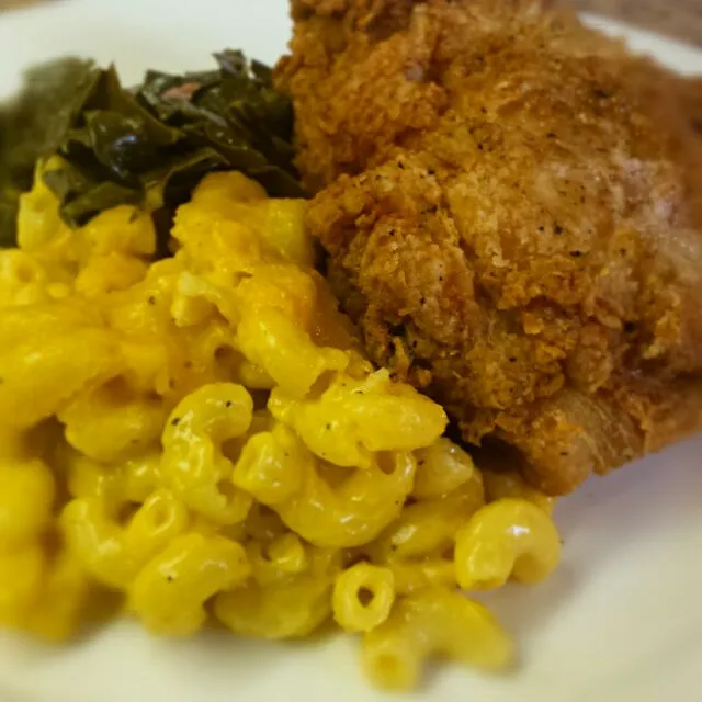 Fried Chicken, Collard Greens, Macaroni & Cheese #BassTaste #foodporn #soulfood #catering #food #foodie #dinner #dinnertime #yum #cheese #pasta|BASS.TASTEさん