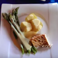 Kartoffeln mit grünen Spargel und Lachs|Melanie Habbenさん