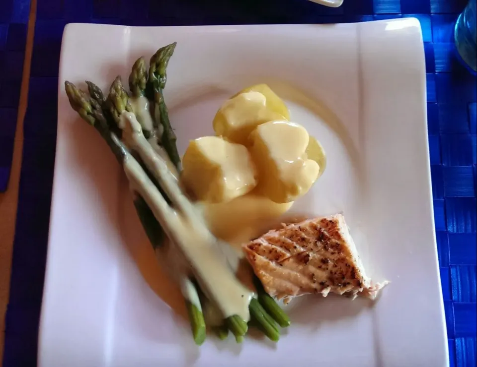 Kartoffeln mit grünen Spargel und Lachs|Melanie Habbenさん