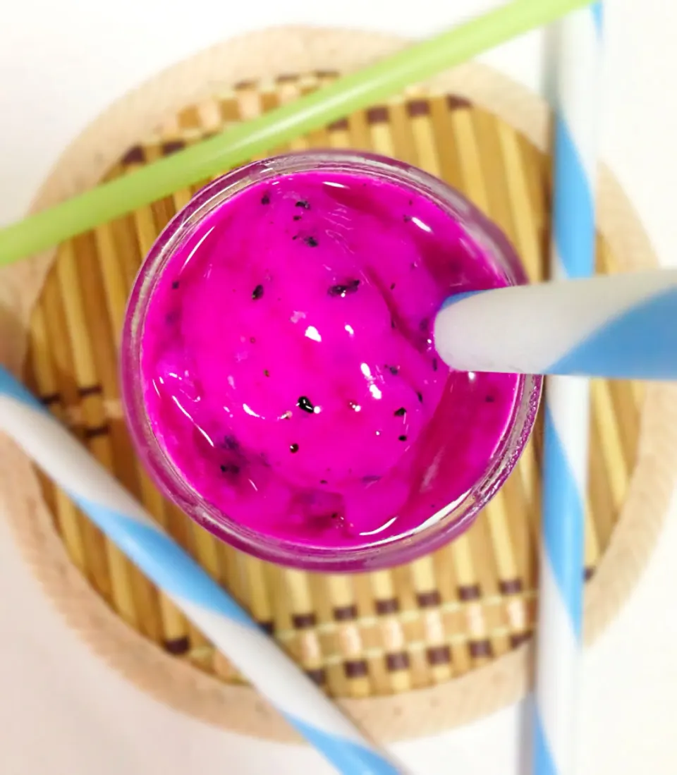 Red dragonfruit(pitaya) smoothie|coxiella24さん