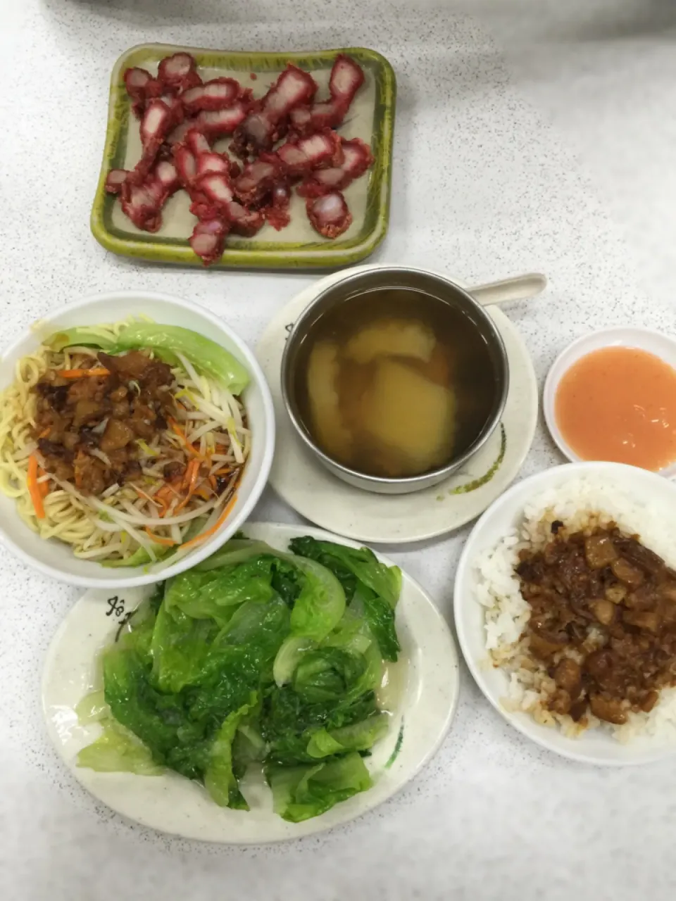 Snapdishの料理写真:魯肉飯＋乾麵＋燙青菜＋苦瓜排骨湯＋紅燒肉|手牽手一起過好日子。さん