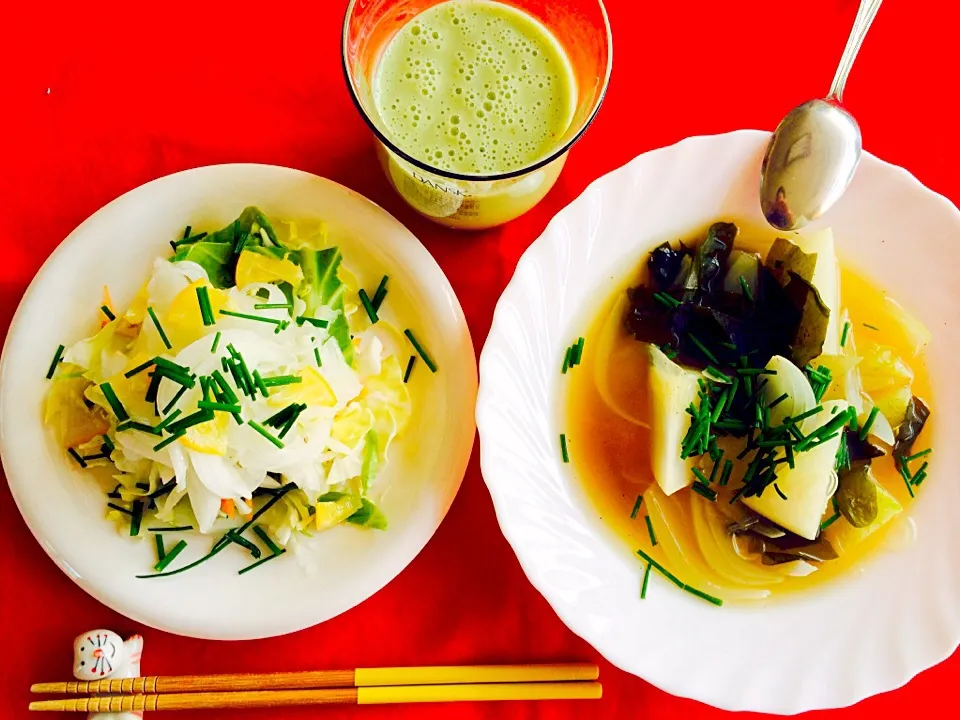 朝ごはんは勝負飯^_^🎶☀️ヘルシーな野菜づくし^_^✌️酢玉ねぎたっぷりの野菜サラダ、カブと玉ねぎワカメの春雨スープ、バナナリンゴオレンジキャベツの芯ヨーグルト豆乳青汁のスムージー^_^🎶👍これだけじゃ後でお腹空くよね（笑）|はみちゃんさん