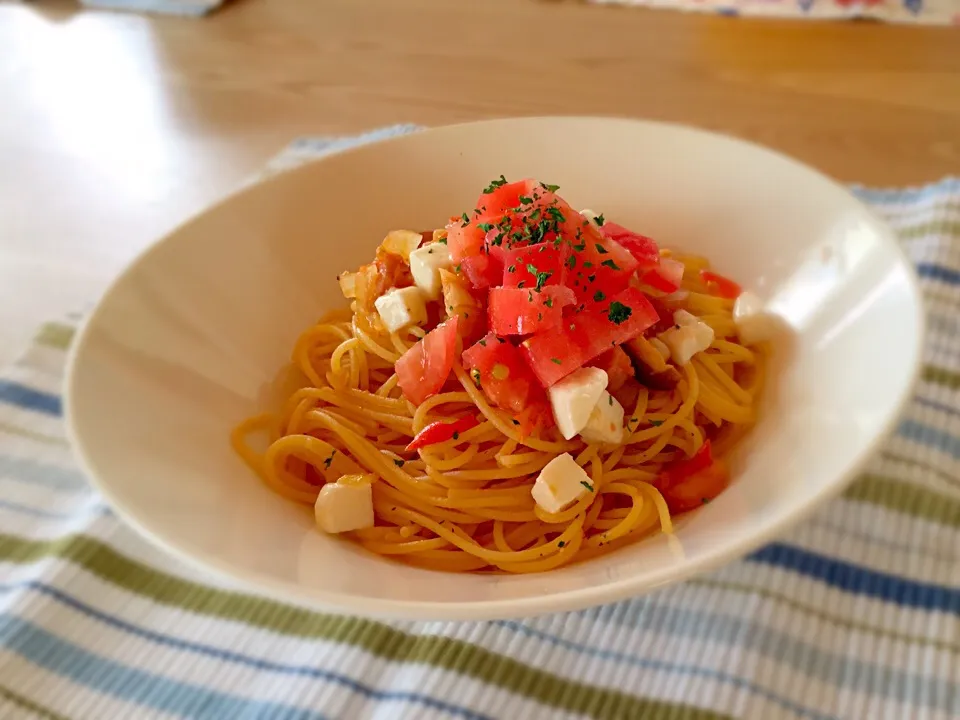 フレッシュトマトとモッツァレラチーズのパスタ|すずきけーすけさん