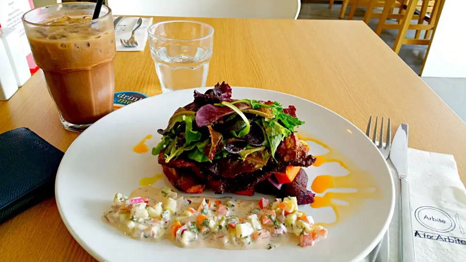 De-stressing during lunch hour in a quiet diners. Having Malabar Chicken for the protein feeds with sweet potatoes and salads. #arbite #lunch #singapore|iamweisiongさん