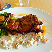 De-stressing during lunch hour in a quiet diners. Having Malabar Chicken for the protein feeds with sweet potatoes and salads. #arbite #lunch #singapore|iamweisiongさん