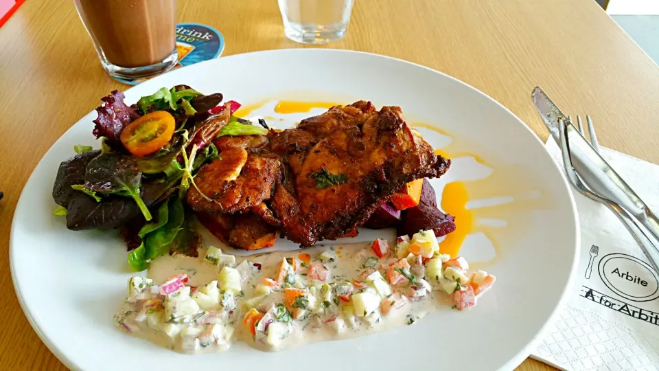 De-stressing during lunch hour in a quiet diners. Having Malabar Chicken for the protein feeds with sweet potatoes and salads. #arbite #lunch #singapore|iamweisiongさん