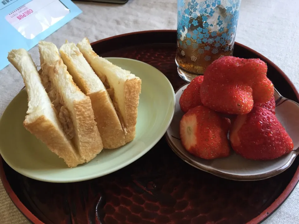 Snapdishの料理写真:Tuna sandwich with strawberries|joさん