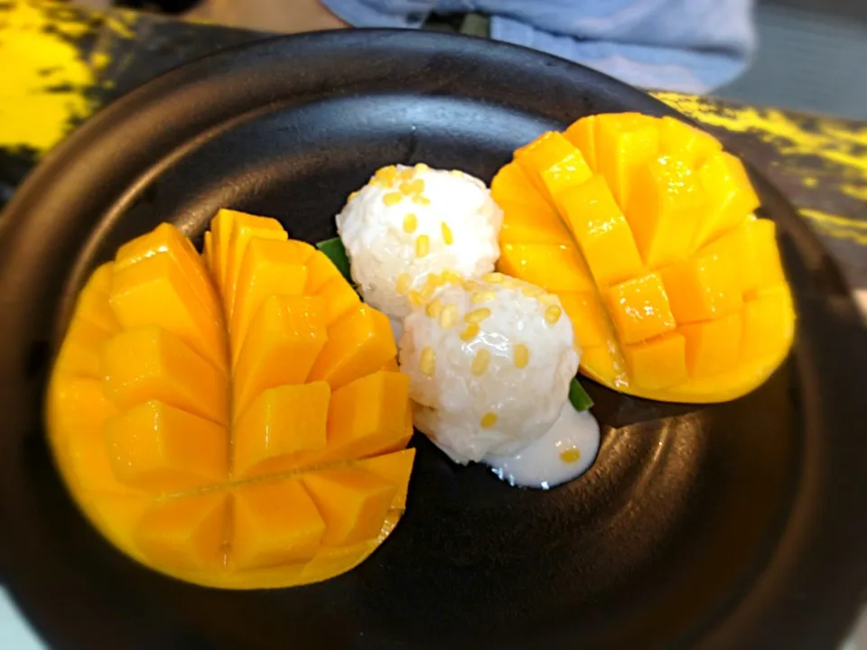 Sticky rice with coconut milk & fresh mango <3|🍅Mom.さん