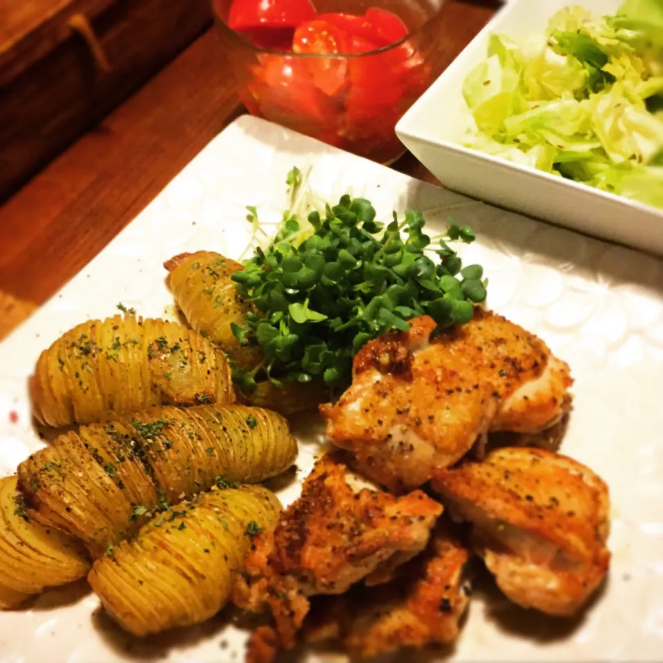 Snapdishの料理写真:今日の晩ご飯
＊チキンのガーリックソテー
＊ハッセルバックポテト
＊キャベツとクミンシードのサラダ
＊トマトマリネ|frannyさん