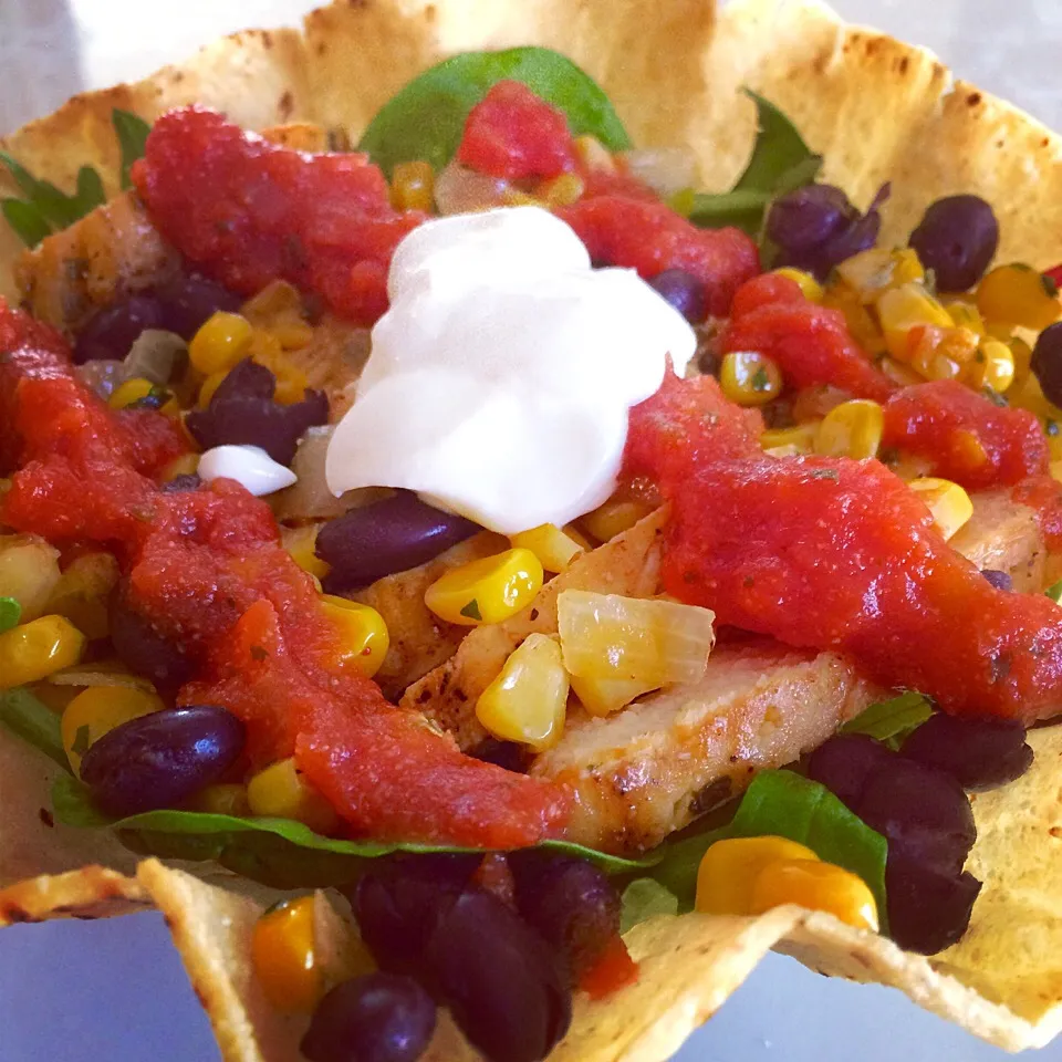 Snapdishの料理写真:Tostado Bowl w/ fried corn, black beans, onions, salsa, sour cream, spinach, kale, mizuna, & grilled chicken marinated in balsamic vinegar, fresh lemon and oliv|Curt Chillさん