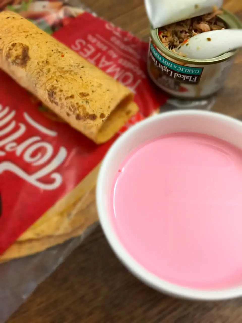 Strawberry milk + sundried tomato tortilla with garlic&hot pepper tuna|prinSjさん