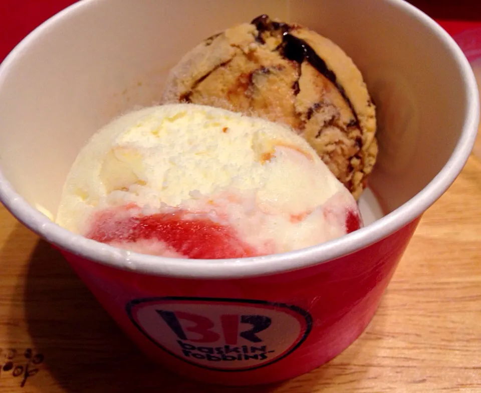 Snapdishの料理写真:Baskin-Robbins 31 OFF ( Jamocca Almond & Very Bery Strawberry) ❤️❤️❤️|💖 ジジ 💖さん