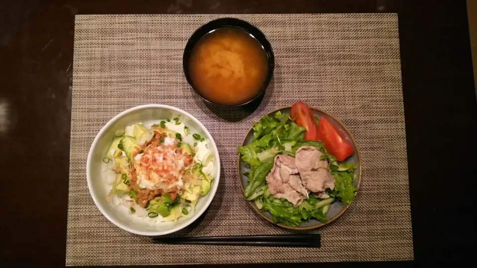 Snapdishの料理写真:豆腐アボガド丼と豚しゃぶサラダ|nijigoroさん