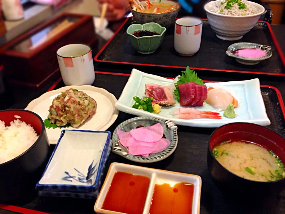 刺身定食➖小鉢➕鰹味噌たたき、奥は釜茹でしらす丼と蟹汁|こいちさん