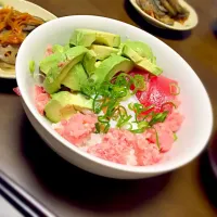 ねぎとろまぐろアボカド丼と蓮根のきんぴら|ゆうこ☻*さん