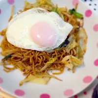 Snapdishの料理写真:目玉焼きのせ焼きそば|misatoさん