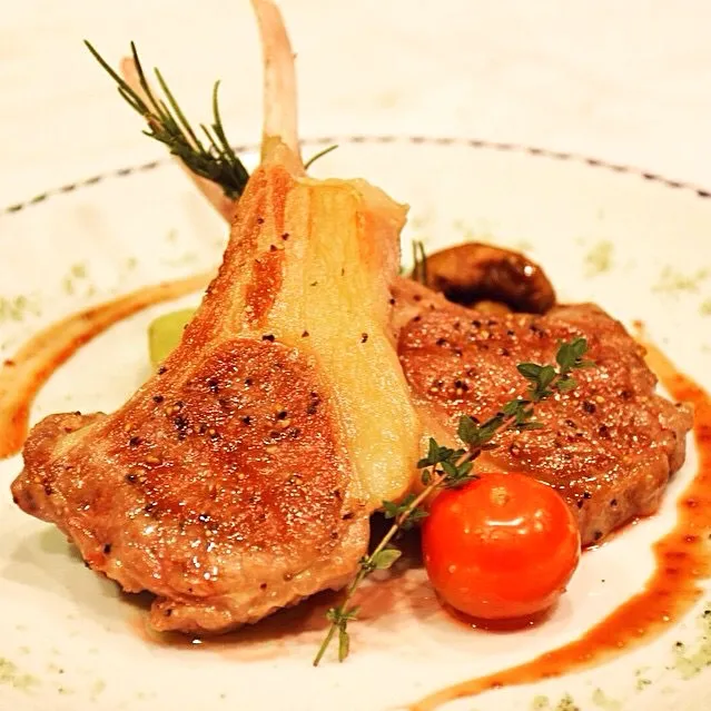 Snapdishの料理写真:agnello grigliato al profumo di balsamico,timo e rosmarino su un letto di patate e funghi champinion|Fabio  Palmieriさん