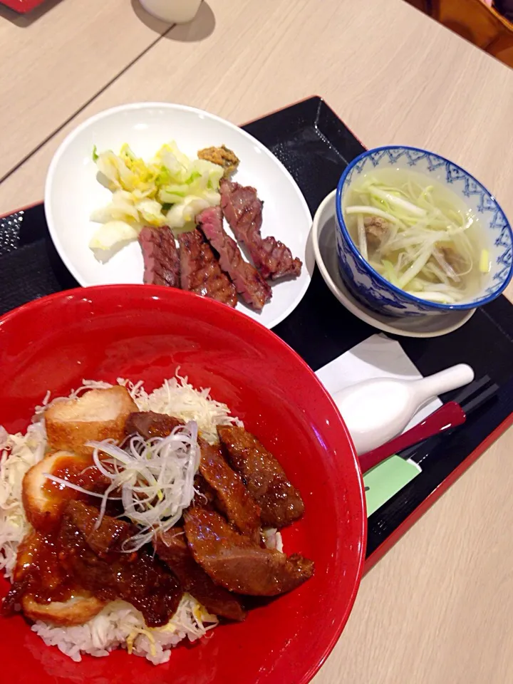 仙台丼定食(牛タンステーキと油麩丼)@牛タン 利休 さいたま新都市|みっさんさん