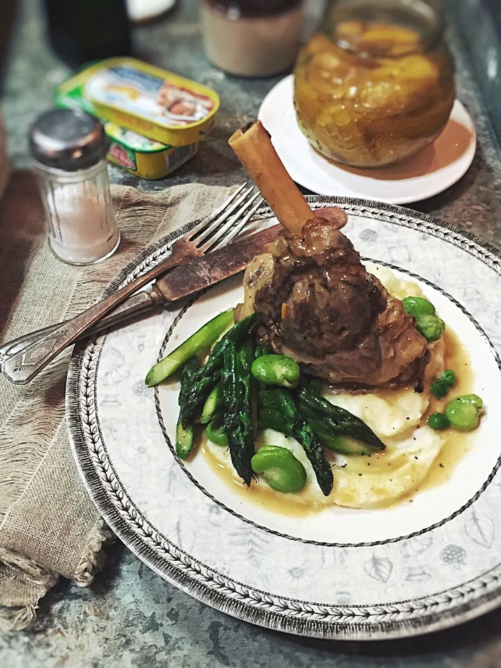 Lamb Shank braised with anchovy,preserved lemon,and white wine,served with spring vegetables,olive oil mash|rick chanさん