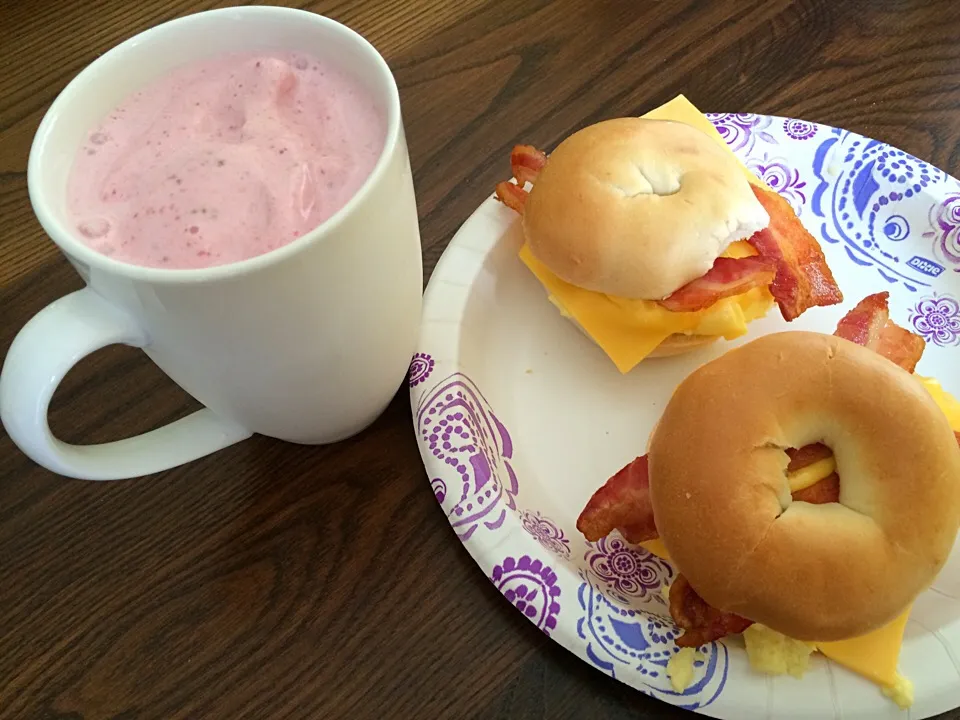 Power breakfast! Egg cheese bacon bagels and strawberry banana smoothie :)|aprilさん