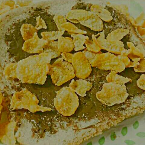 Snapdishの料理写真:Bread with Nutella and Corn flakes|Narisra Kirtibutrさん