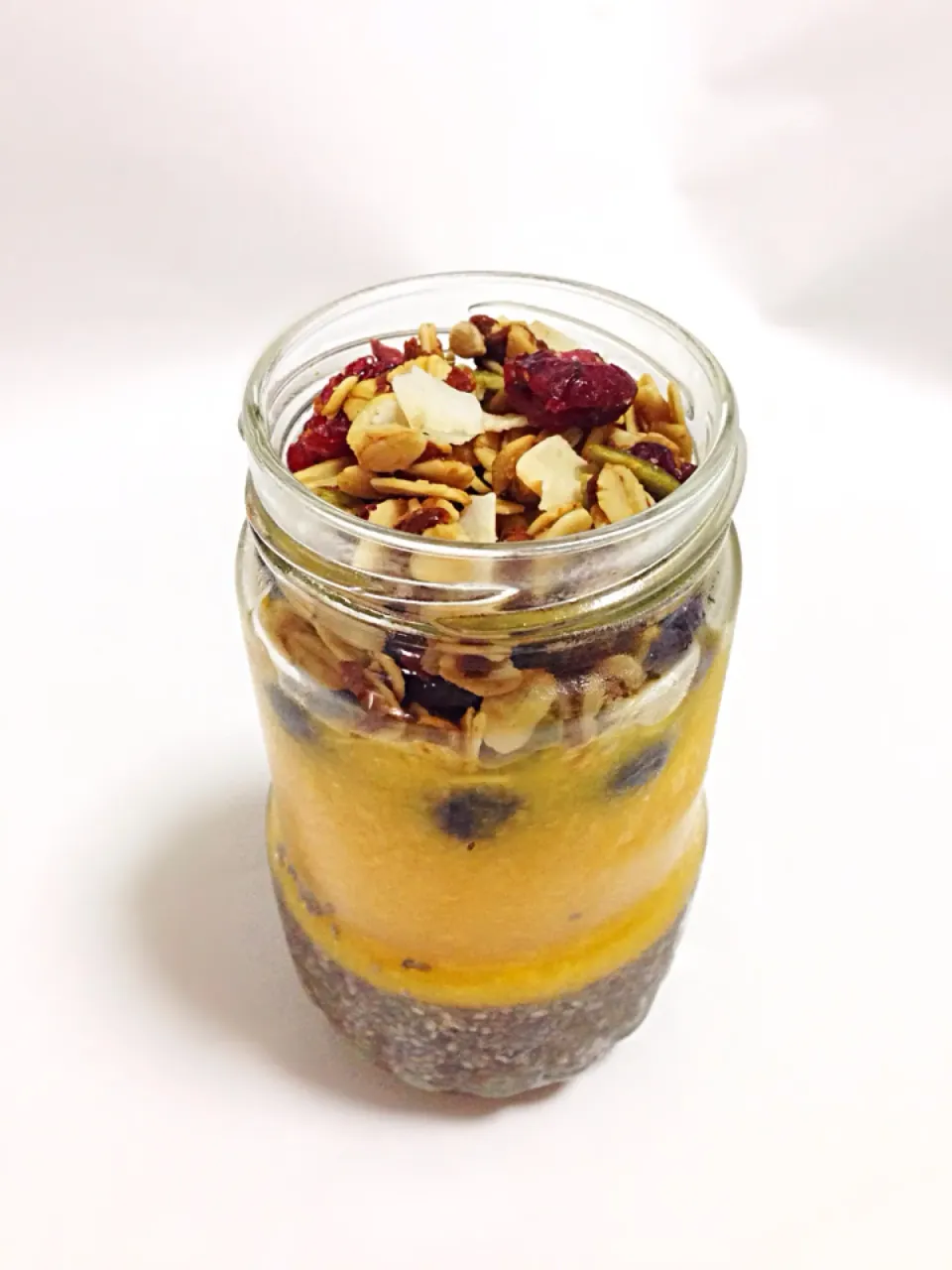 Chia pudding with mango purée, blueberries and Gula Melaka granola|coxiella24さん