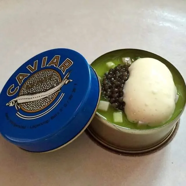 Eggs benedict with ham asparagus and caviar in caviar tin|CHUENCHAIさん