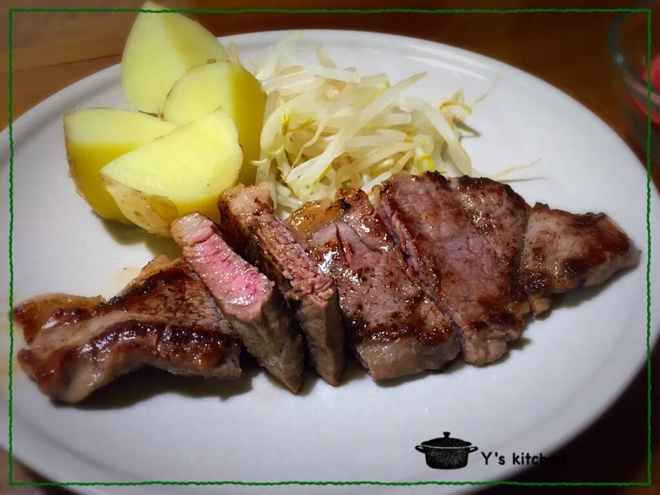 Snapdishの料理写真:今日は食べる人が少なかったので、ええぃ！ステーキです。もう焼くだけ！|yunさん