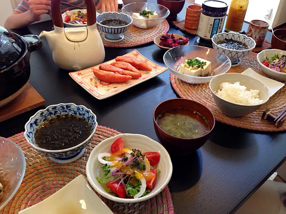 Snapdishの料理写真:朝ごはん 冷奴,たらこ,もずく酢,サラダ,アオサのお味噌汁|ryotaママさん