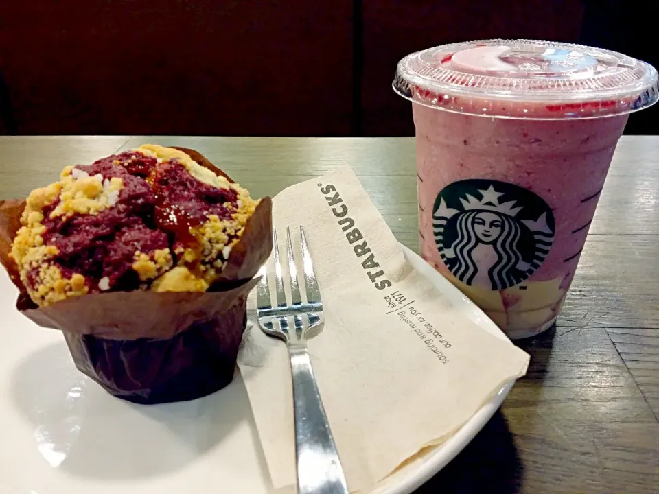 Snapdishの料理写真:Red Velvet Muffin & Summer Berries Panna Cotta 💋👅|🌷lynnlicious🌷さん