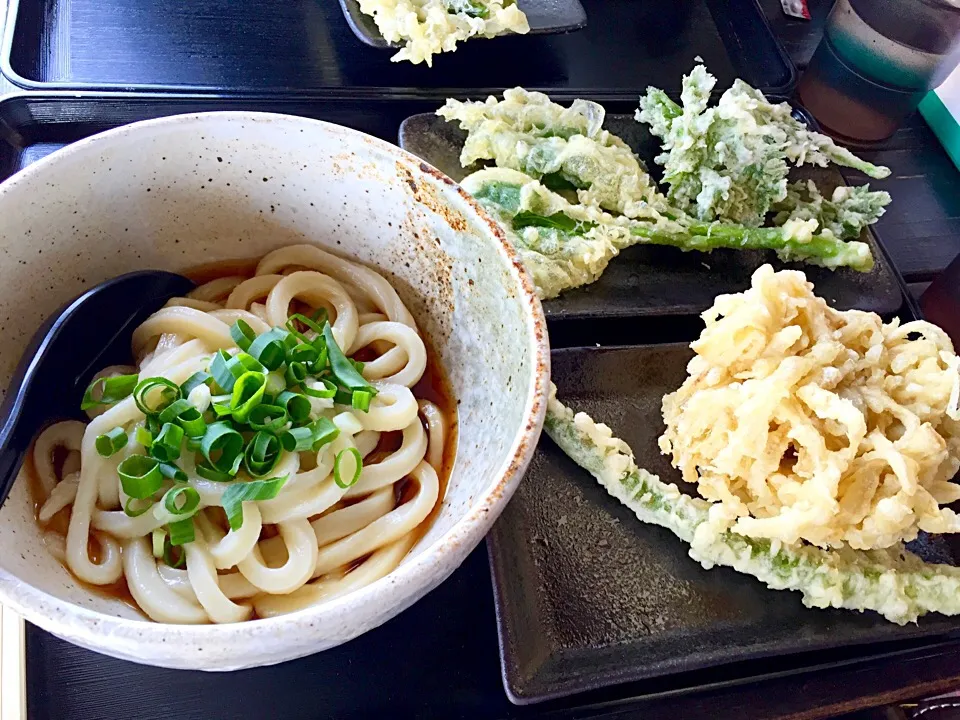 かばと製麺所 ぶっかけ温一玉  行者ニンニク・アスパラ・ゴボウ天|カウンター嬢さん